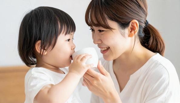 日本人のお母さんと子供 お茶を飲む親子 日本人のお母さんと子供 お茶を飲む親子の写真
