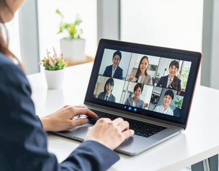 テレビ会議をするビジネスウーマン テレビ会議をするビジネスウーマンの写真