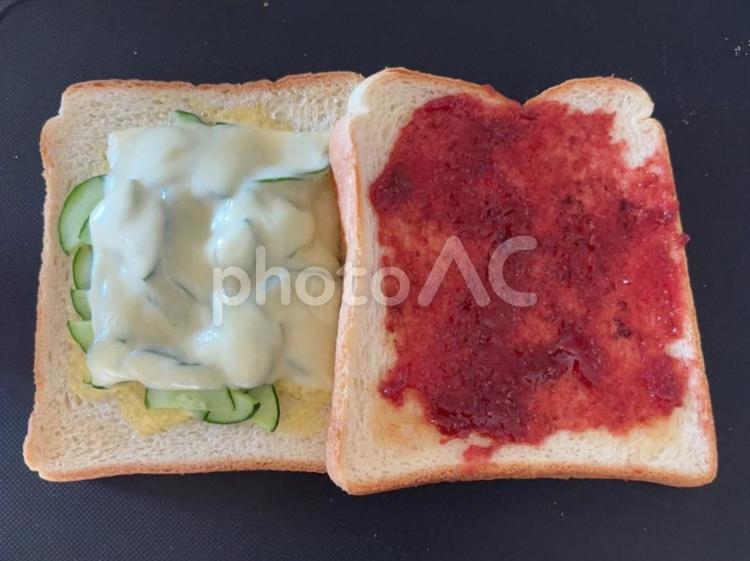 いちごジャムと胡瓜の糠漬けパンなどの昼食 昼食,いちごジャム,胡瓜の糠漬けの写真素材
