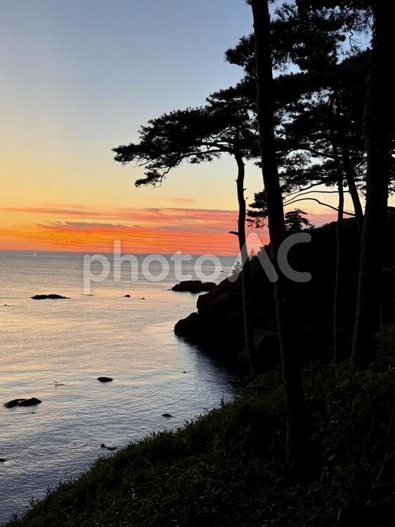 夕焼けグラデーション東尋坊日本海の水平線 カラフル,キラキラ,シルエットの写真素材