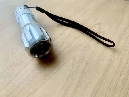 懐中電灯と木目のテーブル テーブル,木目,懐中電灯の写真素材