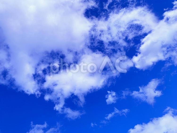 爽やかな青い空と白い雲の背景素材5 雲,快晴,美しいの写真素材