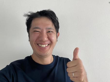 寝癖のついたおじさん 寝癖のついたおじさん 笑顔,おじさん,寝癖の写真素材
