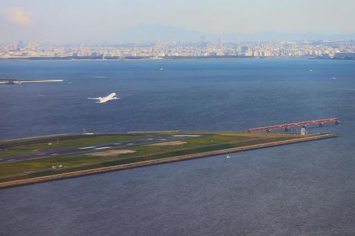 １０月中旬の羽田空港を離陸する旅客機 旅客機,ジェット機,乗り物の写真素材