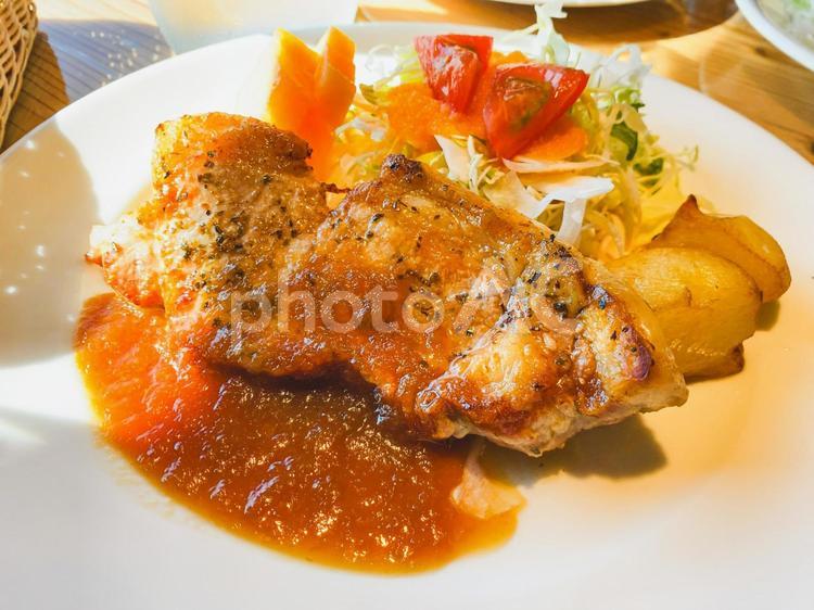ポークステーキと野菜のサラダ ステーキ,ポークソテー,豚肉の写真素材