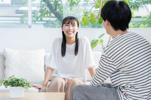 リビングでくつろぐ若いカップル リビングでくつろぐ若いカップル 夫婦,カップル,リビングの写真素材