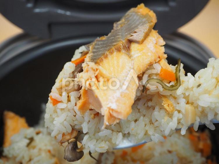 クッキング・鮭釜めしをよそる 鮭釜めし,おこわ,炊き込みご飯の写真素材