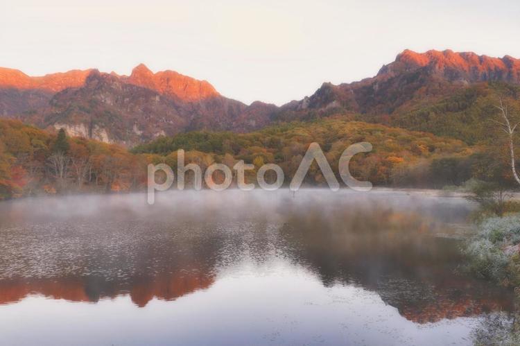 朝焼けに染まる戸隠連峰 紅葉,池,秋の写真素材