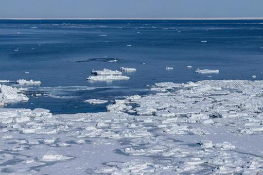流氷の漂うオホーツク海 流氷の漂うオホーツク海 流氷,流氷原,氷に覆われたの写真素材