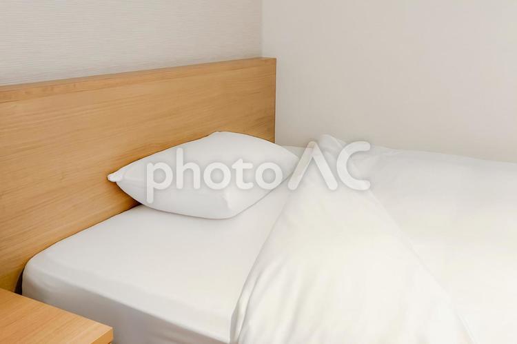 木製ヘッドと、白い清潔な寝具 ベッド,寝具,枕の写真素材
