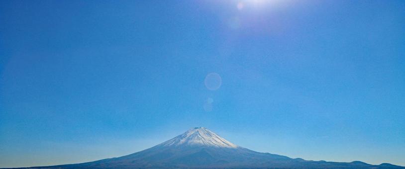 美しい冠雪の富士山 広がる山裾まで 美しい冠雪の富士山 広がる山裾まで 富士山,冠雪,裾野の写真素材