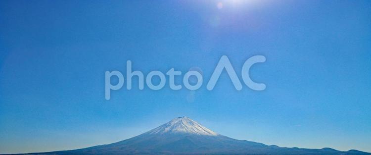 美しい冠雪の富士山　広がる山裾まで 富士山,冠雪,裾野の写真素材
