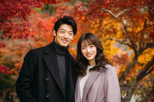 美しく並んで立つ若い二人 美しく並んで立つ若い二人の写真