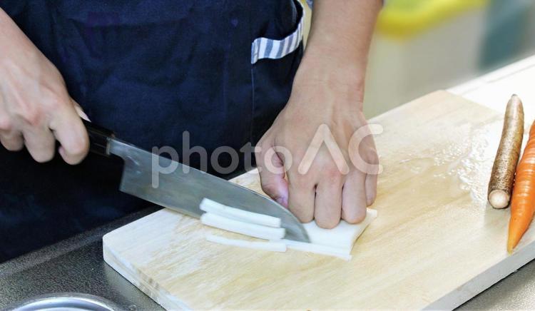 料理男子・拍子木切り 拍子木切り,野菜を切る,調理の写真素材