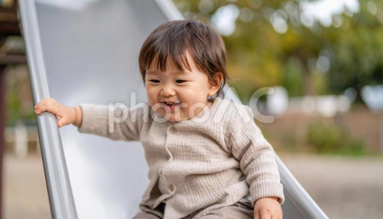 公園の遊具で遊ぶ日本人子供・幼児・滑り台 滑り台,公園,幼児の写真素材