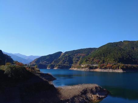 秋の宮ケ瀬湖 湖,紅葉,秋の写真素材