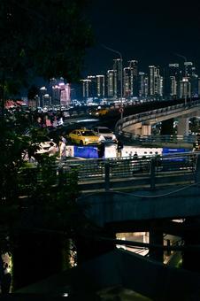 重慶夜景・街並みと交差点 重慶,夜景,街並みの写真素材