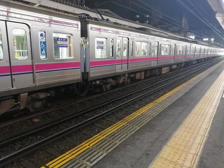 夜の千歳烏山駅 夜の千歳烏山駅 千歳烏山駅,京王線,車両の写真素材