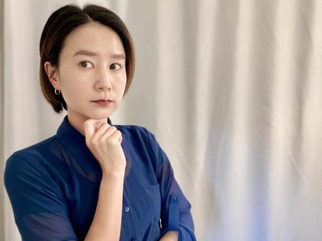 一人で考え事をする若い女性 一人で考え事をする若い女性 悩む,考える,思案中の写真素材