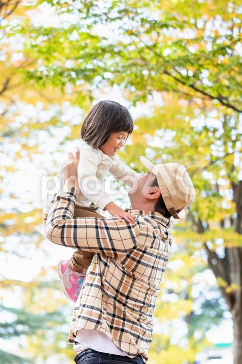 秋の公園で遊ぶ父親と子供 親子,パパ,子供の写真素材