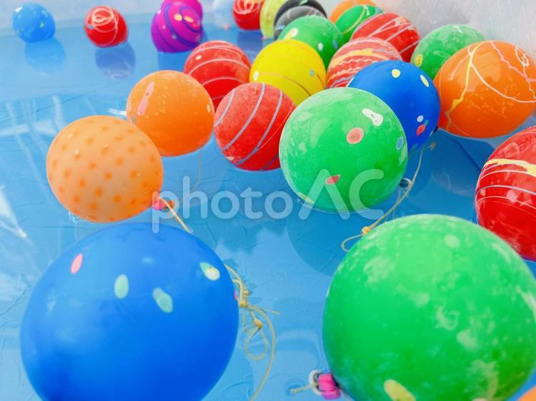 夏祭りにヨーヨー釣り 夏祭りにヨーヨー釣り 縁日,夏祭り,水風船の写真素材