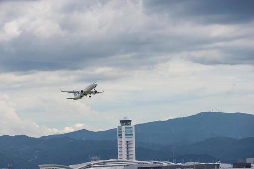 午後の空港、動き出す時間 飛行機,航空機,旅客機の写真素材