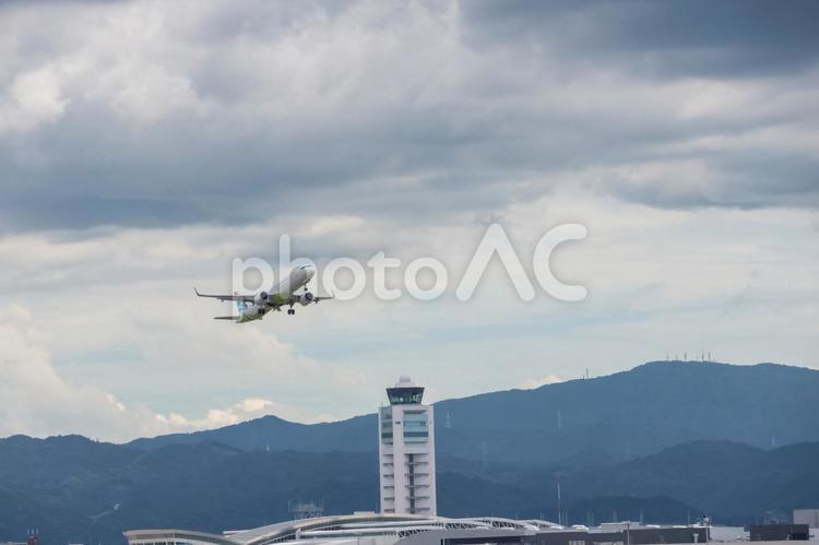 午後の空港、動き出す時間 飛行機,航空機,旅客機の写真素材