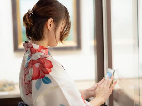 32:観光する浴衣の女性 32:観光する浴衣の女性 浴衣,ゆかた,博物館の写真素材