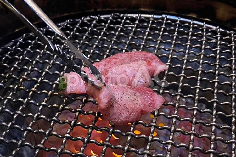 焼肉と焼き網 焼肉,牛,ビーフの写真素材