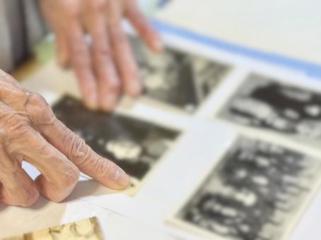 古いモノクロの写真を貼る高齢女性の手元 古いモノクロの写真を貼る高齢女性の手元 写真,プリント,モノクロの写真素材