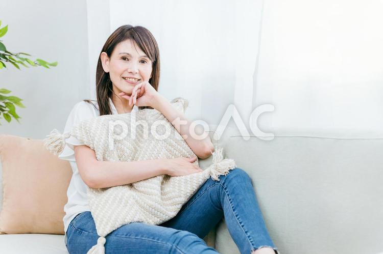 ソファに座るミドル世代の女性 女性,主婦,母の日の写真素材