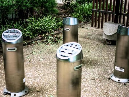 公園の灰皿コーナー 公園の灰皿コーナーの写真