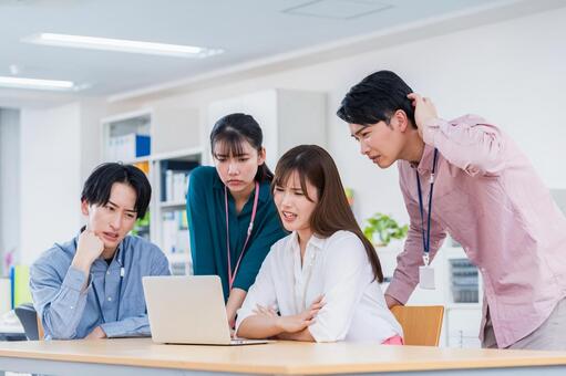 オフィスで働くビジネスマン。 ビジネス,人物,日本人の写真素材