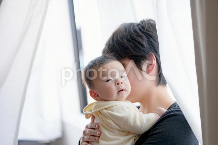 窓辺で風を感じる親子(その６) 赤ちゃん,親子,カーテンの写真素材