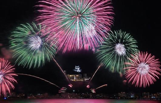 イメージ素材/松江水郷祭花火と国宝松江城 イメージ素材/松江水郷祭花火と国宝松江城 花火,打ち上げ花火,夏の写真素材