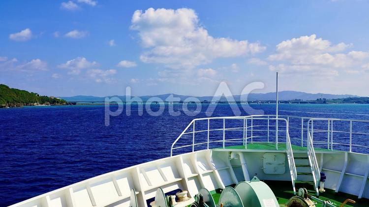 フェリーから見える古宇利島と空と海 古宇利島,海,空の写真素材