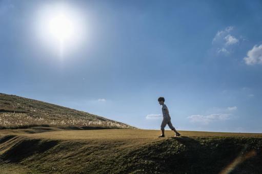 ＜素材＞家族旅行で山頂を散歩する男の子 子供,空,ウォーキングの写真素材