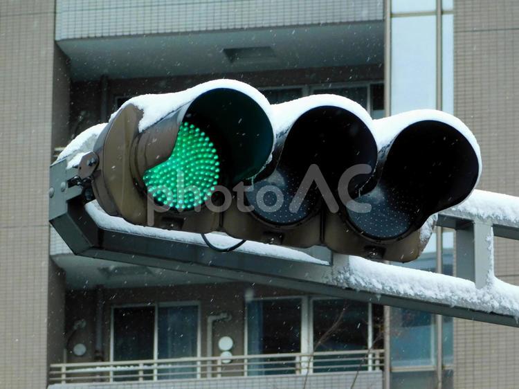 雪が積もった冬の信号機　青表示 信号機,しんごうき,冬の写真素材