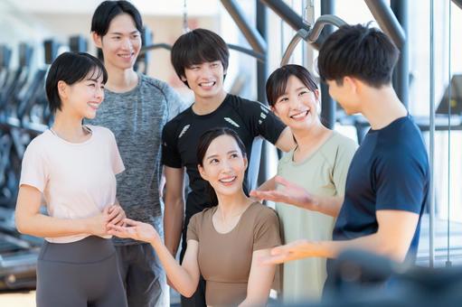 スポーツジムでトレーニングをする若い男女 スポーツジム,フィットネス,ダイエットの写真素材