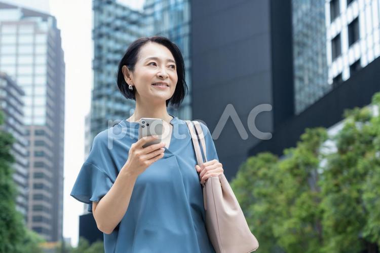 オフィス街で働くミドルのビジネスウーマン ビジネス,女性,ビジネスウーマンの写真素材