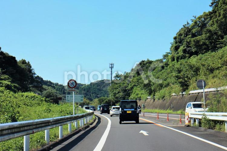 美しい青空と坂道を上る車の列　 道路,車の列,車の写真素材