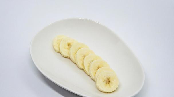 皿に並んだバナナスライス 皿に並んだバナナスライスの写真