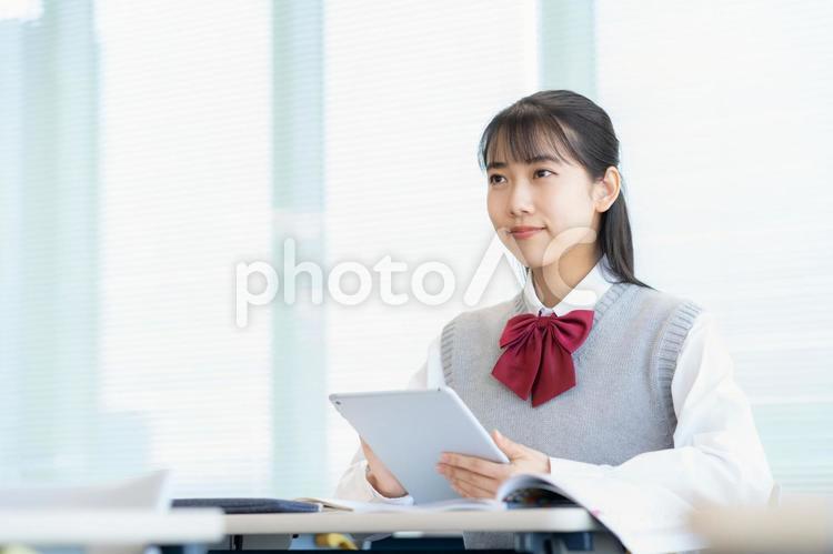 学校で勉強をする女子高生 教育,塾,勉強の写真素材