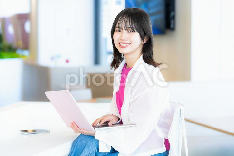 オフィスで働くビジネスウーマン ビジネスウーマン,笑顔,若い女性の写真素材