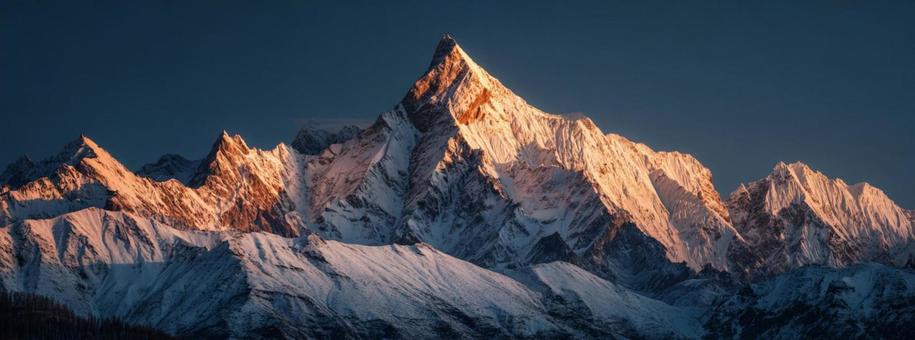 雪山を染める夕暮れの光:壮大な自然の風景 雪山を染める夕暮れの光:壮大な自然の風景の写真