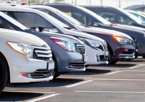駐車場に並んだ自動車 駐車場に並んだ自動車の写真