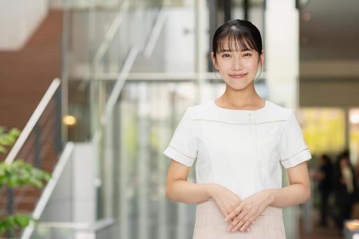 クリニックで働く若い女性 クリニックで働く若い女性 クリニック,病院,受付の写真素材