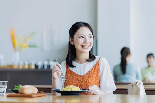 カフェで食事をする若い女性 カフェで食事をする若い女性 飲食店,食事,女性の写真素材