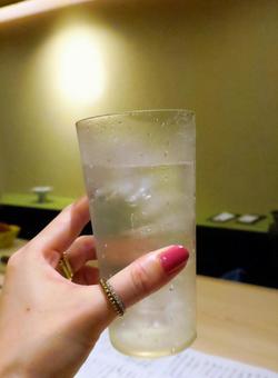ひとり飲み グラスを持つ女性 ひとり飲み グラスを持つ女性の写真