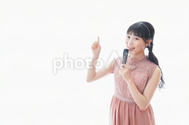 パーティーで司会をする若い女性 司会,コピースペース,カジュアルの写真素材